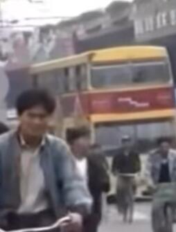 拍摄于1990年广州街头，那一年你多大