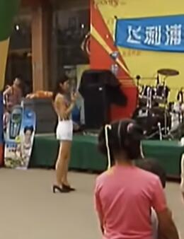 2002年街头实拍，那时候没有低头族