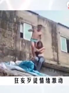 闹事街头发生持刀劫持人质，狂妄歹徒情绪激动