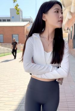 瑜伽裤的线条感，她爱街拍