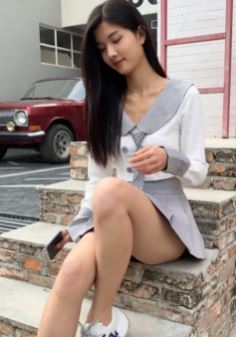 她爱短裙，她爱逛街