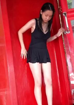 穿黑色泳衣小美女在水上乐园
