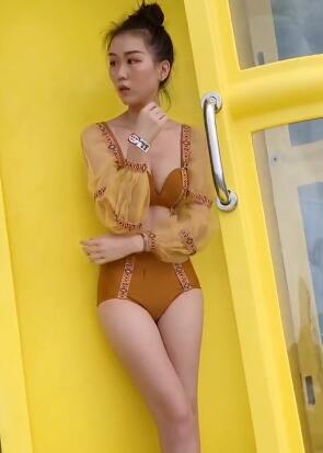小姐姐穿棕色泳衣在水上乐园玩耍