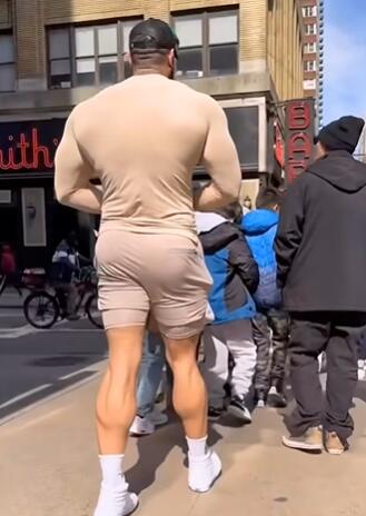 2米高的肌肉男走在大街上