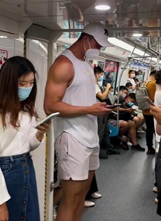 地铁偶遇 肌肉练出来就是要显摆的
