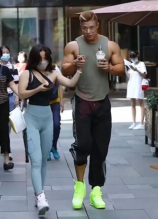 女朋友一定很仰慕他吧，小哥哥走到哪都带着女朋友一起