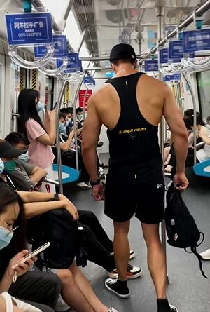 地铁 2米壮汉坐地铁的路人视角