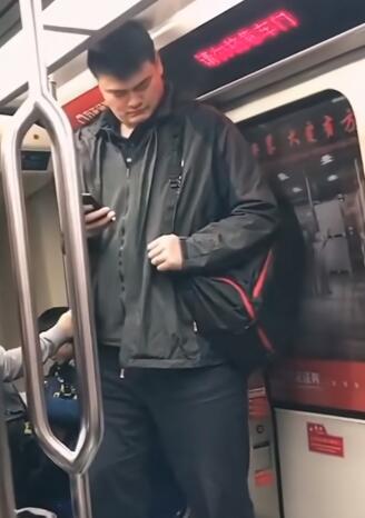 姚明坐地铁实拍