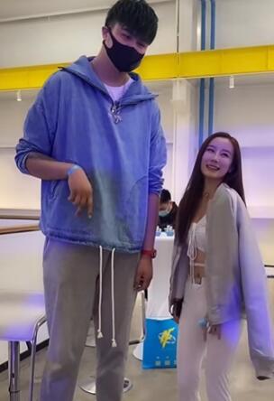 2米23的姚皓焱新女友